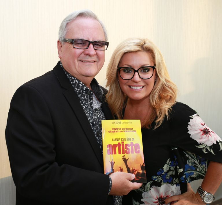 Roland Lefebvre a rencontré amis, dont la chanteuse Guylaine Tanguay, et admirateurs lors de son lancement.
