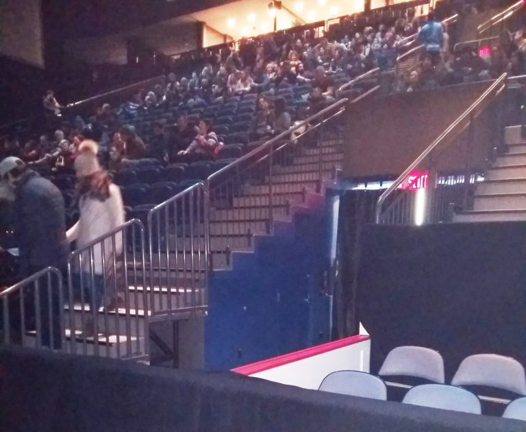 Froid glacial, logistique et attente cauchemardesque ont marqué la venue des Killers à Laval.