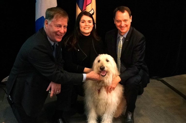 Lors du dévoilement du nouveau règlement concernant les animaux, le 8 février dernier, on reconnaît le maire Marc Demers, l'élue responsable de la gestion animalière, Sandra Desmeules, et le président de l’Ordre des médecins vétérinaires du Québec, Dr Joël Bergeron, en présence de Doggie, un chien dûment enregistré, stérilisé, micropucé et vacciné.