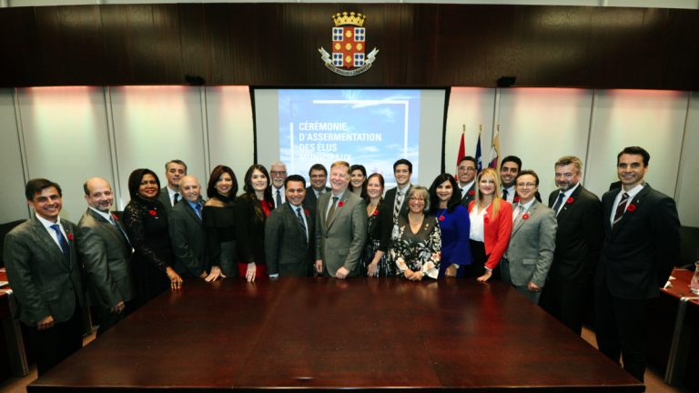 Le Code d’éthique des élus s’étend aux employés politiques Le maire Marc Demers entouré des 21 conseillers municipaux élus en novembre dernier.