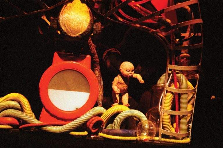 Le voyage fascinant de la naissance Il y a 15 ans, le Théâtre Motus avait révolutionné le monde de la marionnette jeune public avec ce spectacle touchant et poétique.