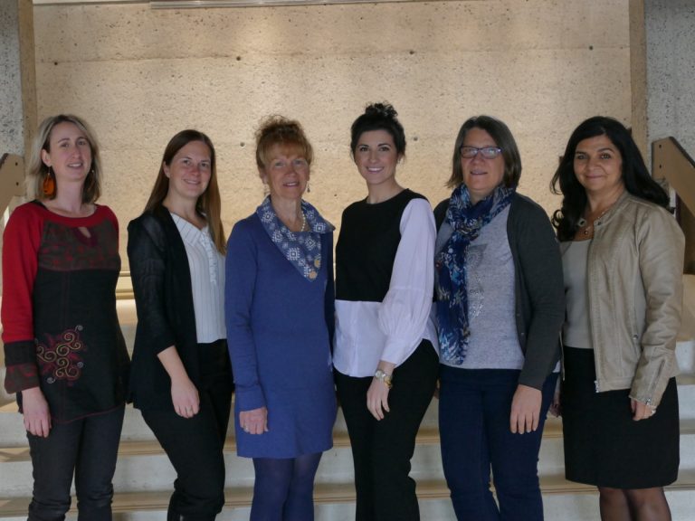 De gauche à droite, on reconnaît Marie-Ève Surprenant, coordonnatrice de la Table de concertation lavalloise en condition féminine (TCLCF), Virginie Dufour, conseillère municipale de Sainte-Rose, Lucille Francoeur, présidente de la TCLCF, Isabella Tassoni, conseillère municipale de Laval-des-Rapides, Corine Vanderborght, représentante du Centre des femmes de Laval, et Aglaia Revelakis, conseillère municipale de Chomedey.