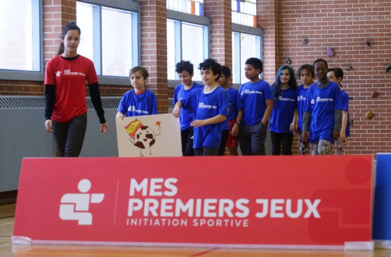 Plus de 120 enfants vivent leurs premiers Jeux dans Laval-des-Rapides Chaque délégation a défilé selon la tradition avant de rencontrer la cycliste et participante aux Jeux olympiques de 2012, Joëlle Numainville.