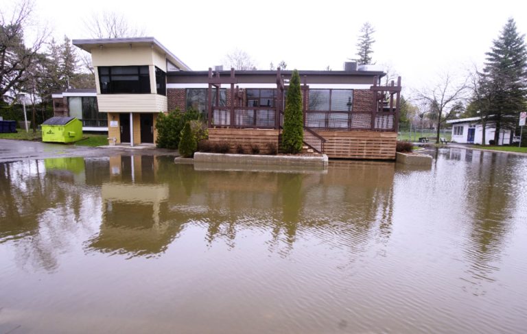 Le club de curling de Laval-sur-le-Lac est à l'eau.