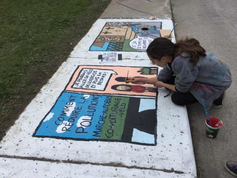 La population est invitée à aller faire un tour sur la rue Favreau pour découvrir les bandes dessinées réalisées par les élèves.