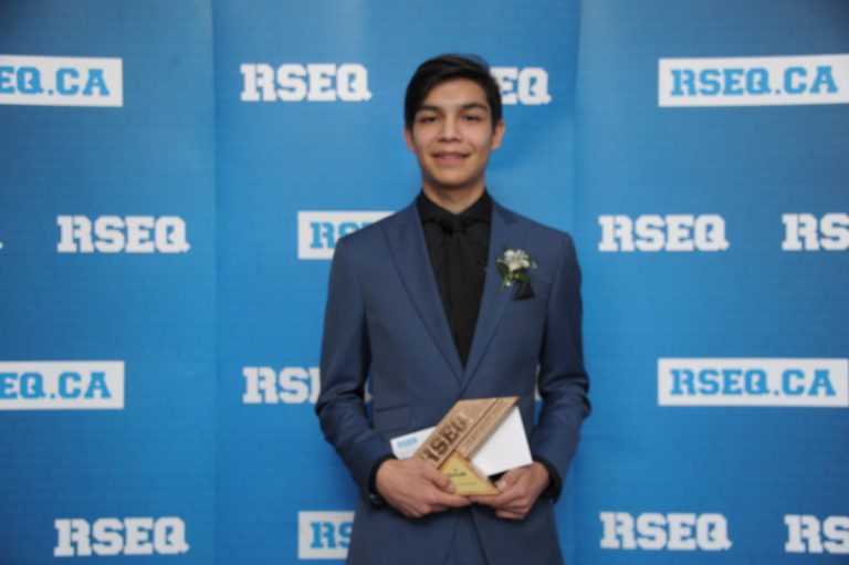 Alex Cina-McKenzie, du Collège de Champigny, a mis la main sur le titre élève-athlète masculin de niveau secondaire.