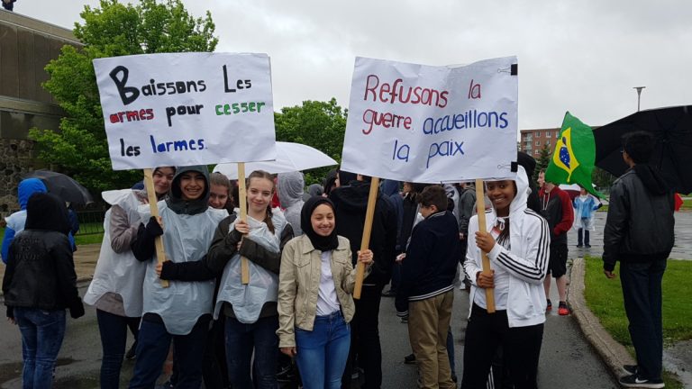 Plusieurs élèves brandissaient des affiches avec un slogan.