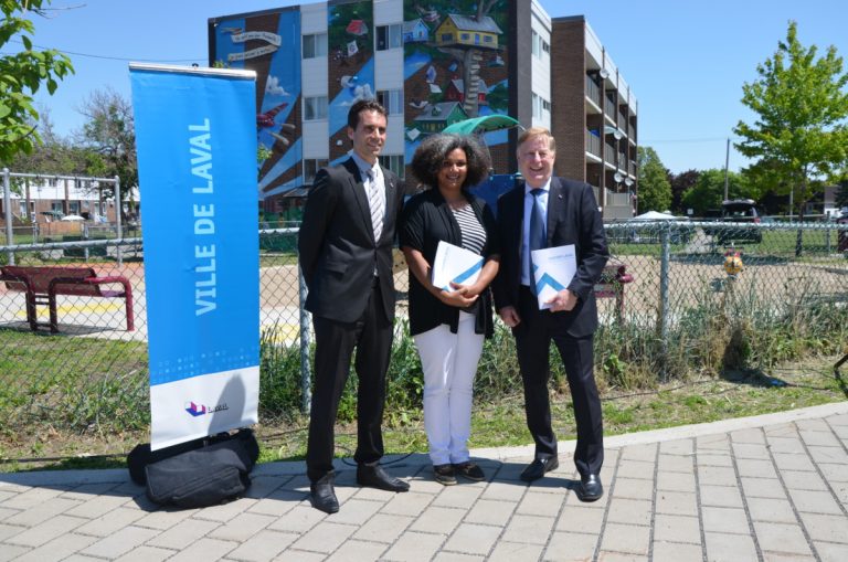 La Ville dévoile sa première politique d’habitation Nicholas Borne et le maire Marc Demers entourent Maud Pontel, coordonnatrice de l'organisme Bouclier d'Athena, qui a reçu une subvention de 200 000 $ de la Ville lors du dévoilement de la politique d'habitation. L'argent servira à la construction d'unités de logements sociaux pour femmes violentées.