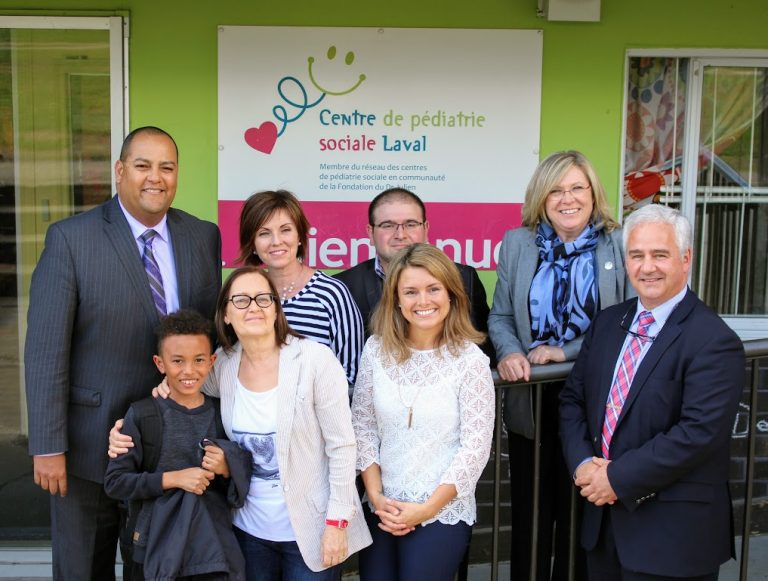 Les centres de pédiatrie sociale de Laval reçoivent plus de 225 000 $ Sur la photo, on reconnaît Kensley, un enfant du CPSL - Place St-Martin, Francyne Bérubé, bénévole, Mylène Du Bois, directrice générale CPSL, Me Jean Marius Mottet, président du CA, (rangée du haut) Saul Polo, député de Laval-des-Rapides, Christiane Bureau, coordonnatrice clinique, Mouher Terjanian, attaché politique de Guy Ouellette, député de Chomedey, et Francine Charbonneau, ministre responsable de la région de Laval.