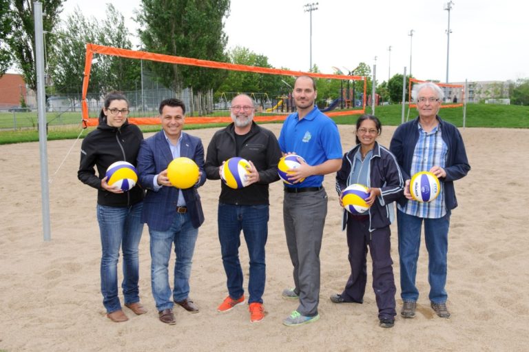 Inauguration de deux terrains de volleyball de plage Jessica Frappier, trésorière de l’Association des résidents de Champfleury (ARC), David De Cotis, vice-président du comité exécutif, Michel Trottier, conseiller de Fabreville, Sébastien Tétreault, directeur général de l’ARC, Élise Bellerive (ARC), et Michel Bourgault (ARC).