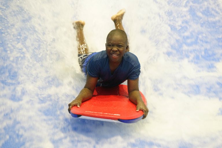 Le surf intérieur couru beau temps mauvais temps Originaire du Burkina Faso, Izzedine Kanazoe, 12 ans, profite de ses vacances annuelles à Laval pour venir surfer au Centropolis, là où ses parents ont un pied-à-terre.