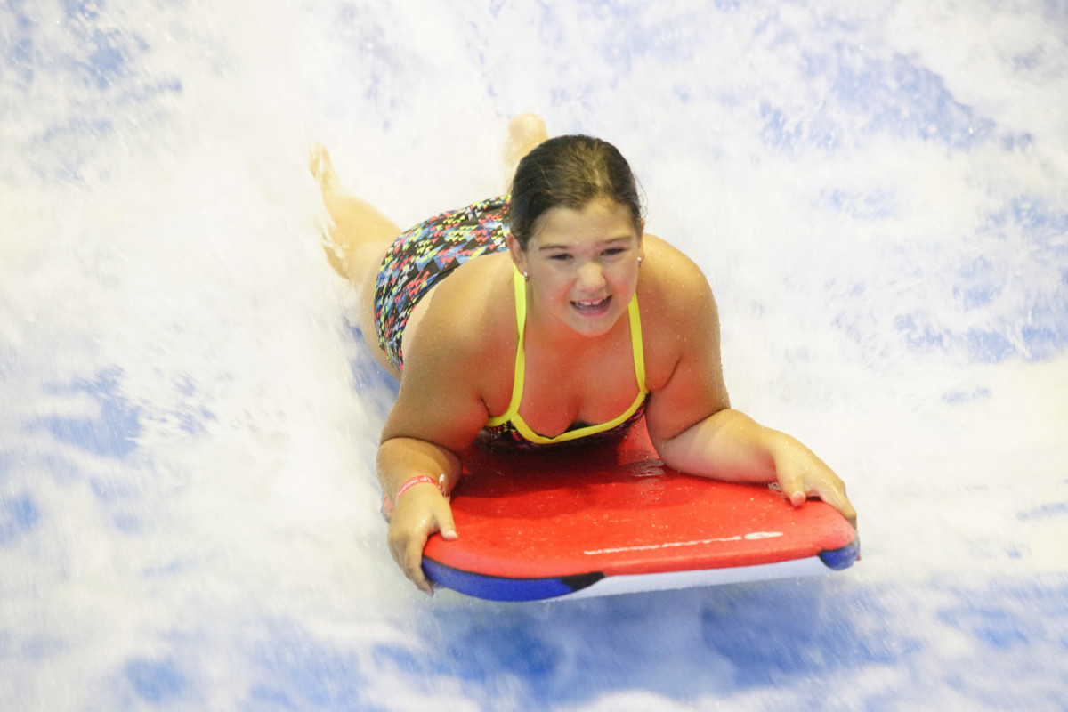 Maëlle Garneau, 9 ans, en était à sa deuxième expérience de surf intérieur.