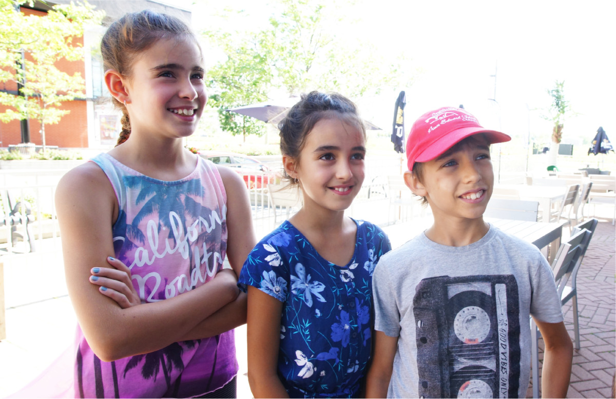 Anabel, Fabiola et Raphaël, âgés respectivement de 11, 9 et 10 ans, ont bien aimé leur expérience de flowboarding sur la vague artificielle du centre intérieur Maeva Surf.