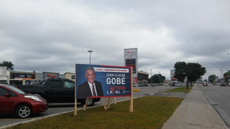 Un candidat à la mairie détruit à coups de masse des pancartes d’un rival Voilà l'une des cinq pancartes électorales qui se trouvaient sur le boulevard St-Martin avant qu'elles ne s'écroulent sous la masse d'Alain Lecompte, conseiller municipal et candidat à la mairie.