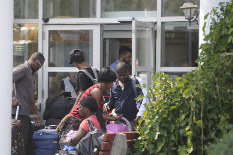 124 demandeurs d’asile toujours au Manoir Chomedey Le Manoir Chomedey peut héberger 272 demandeurs d'asile.