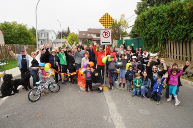 Des résidents se réapproprient la rue Robert-Élie, à Laval-des-Rapides.