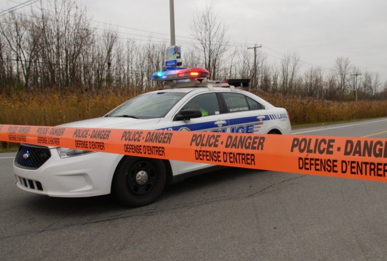 Corps retrouvé sur la route: la victime identifiée La victime aurait peut-être été frappée à deux reprises selon des indices retrouvés sur la scène.