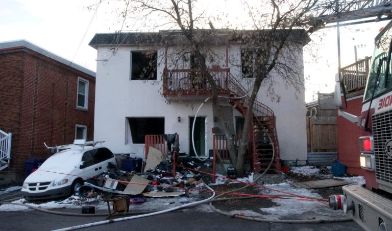 Appelés sur les lieux à 13h39, les pompiers ont contrôlé l'incendie deux heures plus tard.