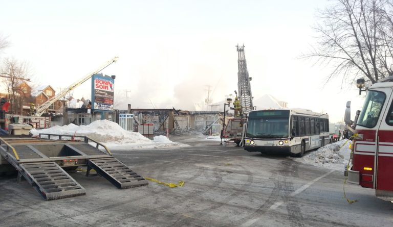 Autant l'ampleur du feu que la découverte d'une entrée de gaz ont forcé les pompiers à faire preuve de grande prudence.