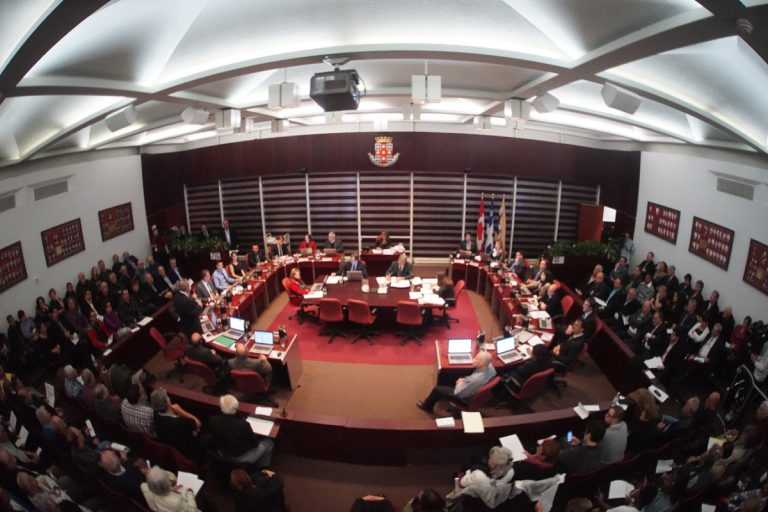 Écart important entre les salaires d'élus au pouvoir et de l'opposition.