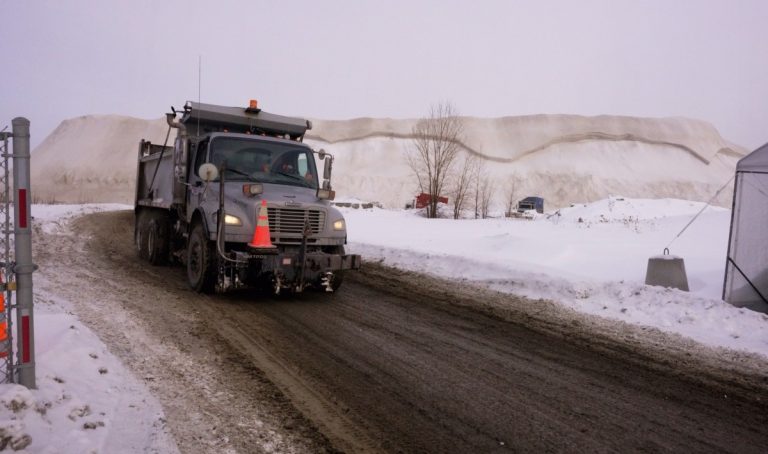 La Ville rouvre un 6e dépôt à neige Quatre des cinq sites d'élimination de neige actuellement utilisés approchent leur capacité maximale autorisée par le ministère de l'Environnement.