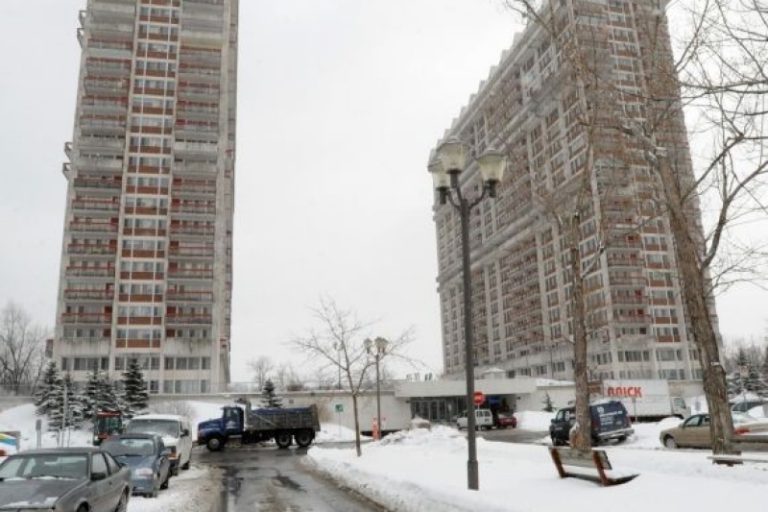 Désormais, des tours d'habitation haute de 33 étages comme celle du Domaine Bellerive, qui domine Chomedey depuis la fin des années 1960, ne seront autorisées qu'à l'intérieur du quadrilatère formé par l'autoroute des Laurentides et les boulevards de la Concorde, de l'Avenir et Saint-Martin.