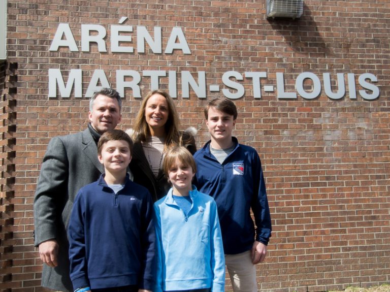 Bienvenue à l’aréna Martin St-Louis Martin pose avec sa petite famille devant son aréna!