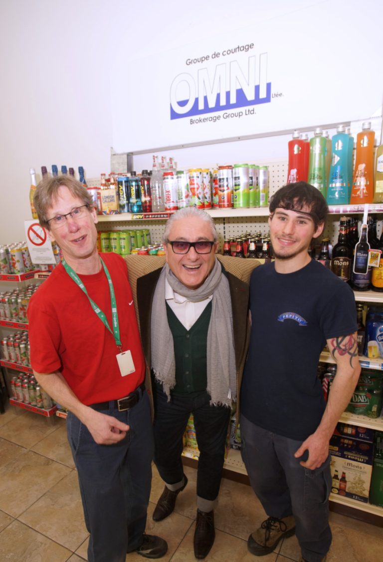 Les entreprises gagnent à embaucher une personne ayant une déficience Président du Groupe Geloso, Aldo Geloso est ici entouré de Martin Diotte et Dany Rhéaume affectés respectivement à l'entretien ménager et à la préparation des commandes à l'entrepôt de Laval. Ils sont à l'emploi de ce producteur et distributeur de produits alcoolisés depuis 4 et 5 ans.