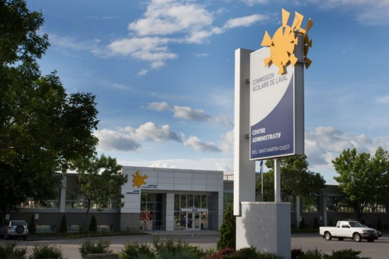 Une enseignante retirée d’Horizon Jeunesse pour des propos haineux La Commission scolaire de Laval a retiré une enseignante de sa classe après qu'elle a tenu des propos haineux sur les réseaux sociaux.