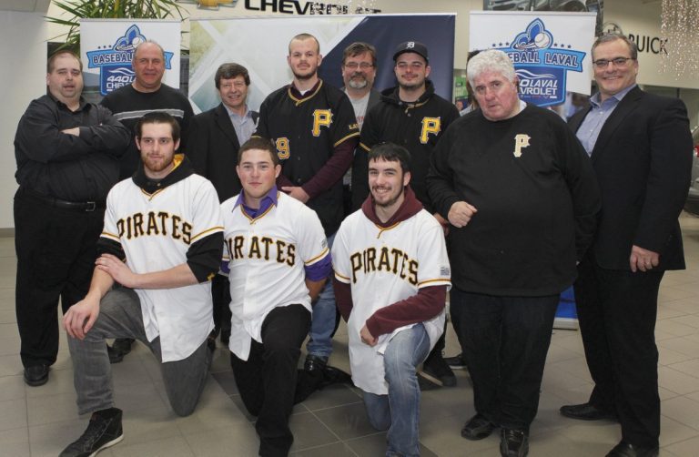 Quelques joueurs des Pirates (junior élite et junior AA), Mathieu Barabé, Guillaume Cardin, Alexandre Guay, Samuel Lavoie et Francis Bourret posent en compagnie des entraîneurs.