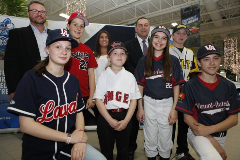 La saison de baseball prendra son envol le 14 mai. Les jeunes joueurs Kasara Faille, Eliza Varin, Roxanne Richer, Simon Richer, Antoine Berthiaume et Mégane Sansoucy posent en compagnie du président Richard St-Amour et des commanditaires Martin Gaudet (Benny et Compagnie) et Kiana Pagé-Lajoie (440 Chevrolet).