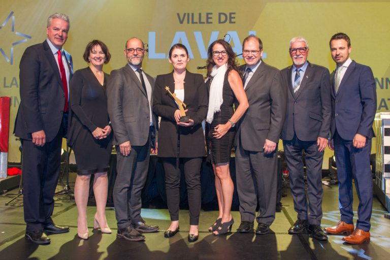 Un second mérite Ovation pour la Ville Conseillère municipale et membre du comité exécutif de la Ville, Sandra Desmeules exhibe fièrement le trophée du prix Ovation dans la catégorie Ressources humaines, gestion des opérations et des contrats, remis le 5 mai lors des Assises annuelles de l’Union des municipalités du Québec.