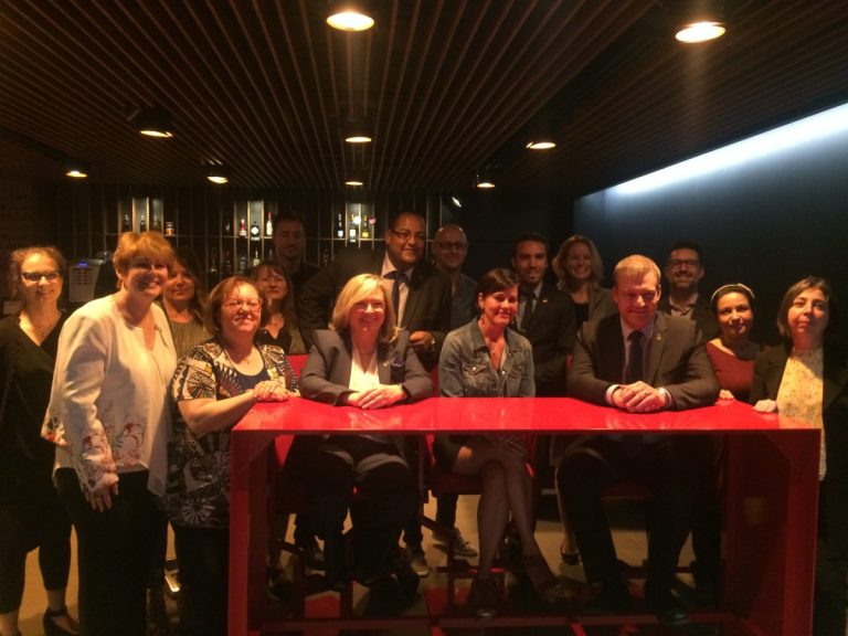 Les ministres provinciaux Francine Charbonneau et Luc Fortin, ainsi que leurs collègues députés de Laval, Saul Polo et Jean Habel, ce dernier ayant porté ce dossier culturel à Québec, en compagnie de membres du Conseil régional de la culture de Laval.