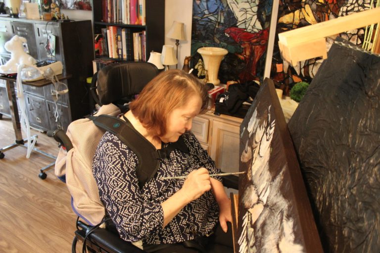 Soutenue par ses amies artistes, Louise Raymond prépare une exposition rétrospective malgré une grave maladie.