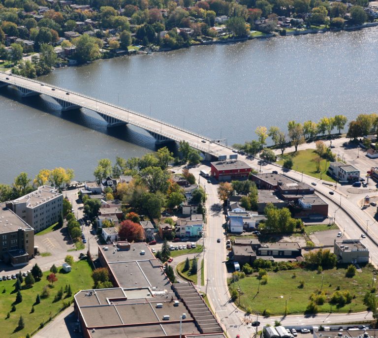 Le lot acquis occupe une superficie de 775 mètres carrés aux abords du pont Viau.