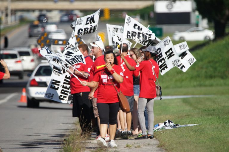 Les employés du Hilton Laval manifestent ce vendredi 9 septembre.