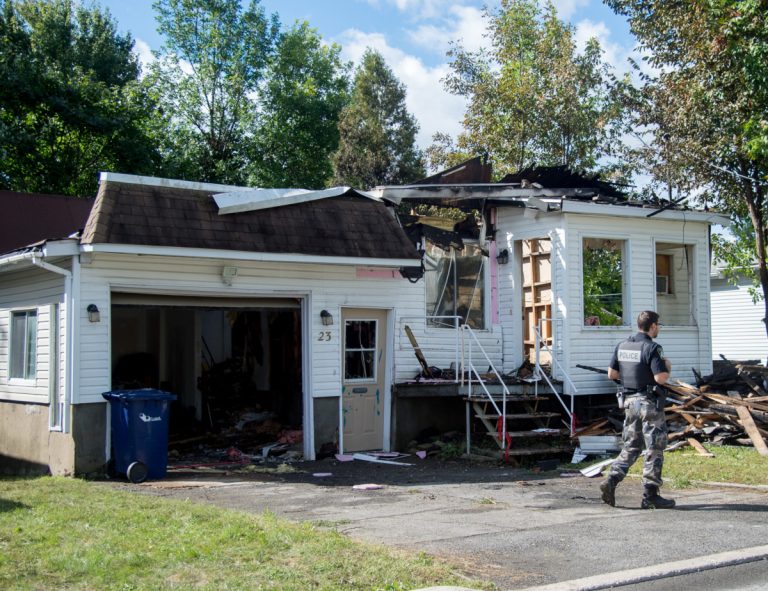 Quelque 200 plants de cannabis étaient cultivés au sous-sol de cette résidence qui a été la proie des flammes, vendredi matin.