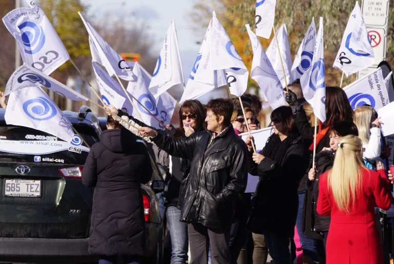 Les manifestants ont reçu beaucoup d'appuis de la part des automobilistes qui circulaient sur le boulevard René-Laennec, les klaxons se faisant souvent entendre.