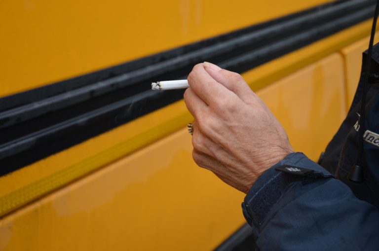 Un ado ne veut plus prendre l’autobus Il est interdit de fumer sur les terrains d'un établissement d'enseignement depuis 1999 à la CSDL.