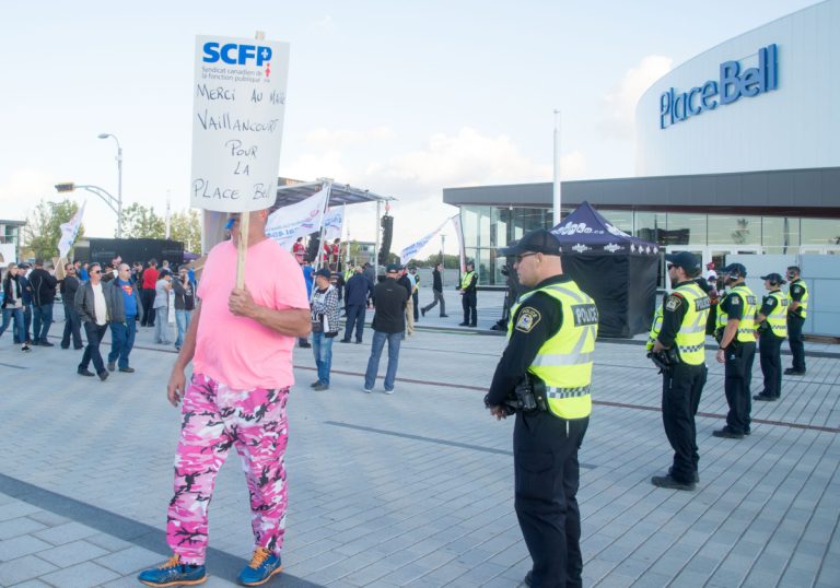 Après avoir manifesté devant la Place Bell, les cols bleus feront la grève, entraînant la fermeture des huit arénas.