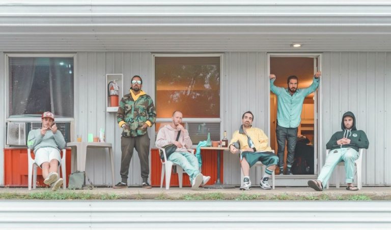 Trois générations du rap québécois sur scène Forte d'un Félix à l'ADISQ, la formation Alaclair Ensemble fait partie de cette tournée unique en son genre.