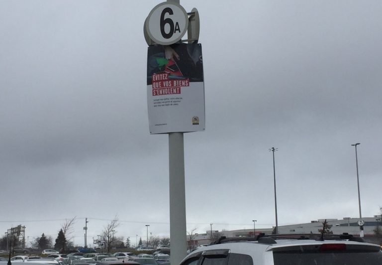 Plusieurs petits voleurs et escrocs profitent du fort achalandage dans les centres commerciaux pour s'en prendre aux biens laissés à vue dans les véhicules.