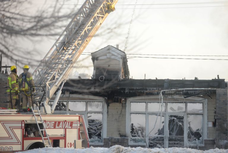 L'incendie ayant rasé ces quatre commerces de Vimont est le troisième d'origine criminelle à se produire en moins de 10 jours sur l'île Jésus.