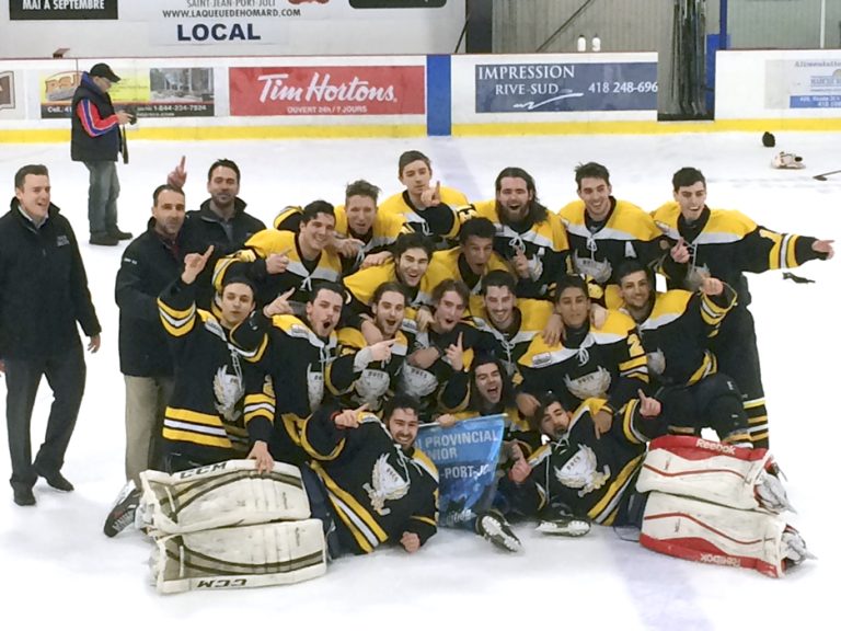 Les joueurs des Ducs du Delta célèbrent leur conquête du Tournoi Saint-Jean-Port-Joli.