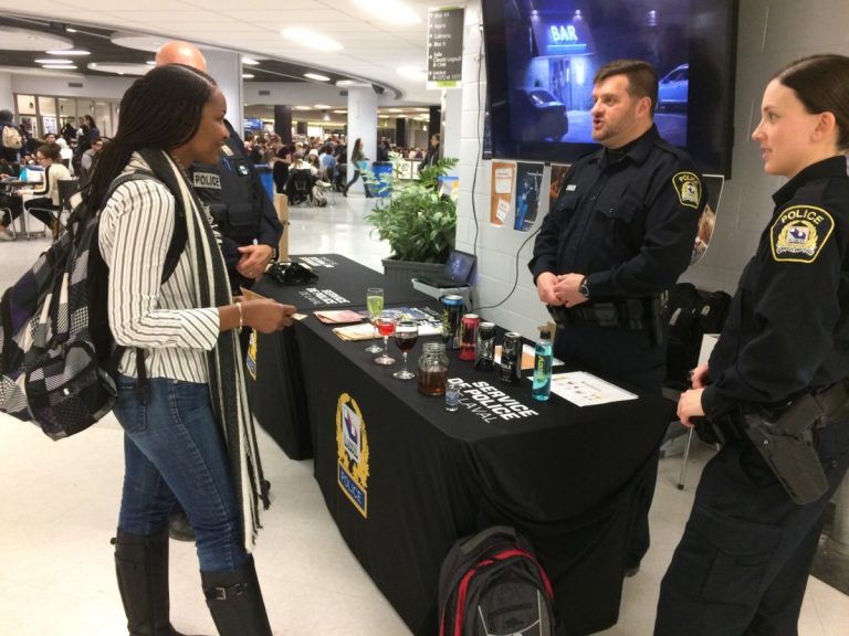 Trois agents sociocommunautaires ont rencontré les étudiants du Collège Montmorency durant plus de quatre heures, le 10 avril.