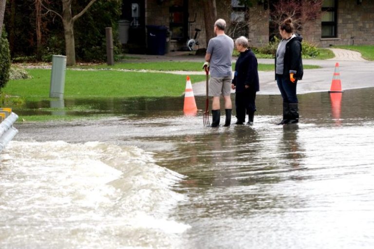 Plusieurs quartiers sont touchés par la crue des eaux et de nombreux intervenants sont toujours sur le terrain afin de soutenir les sinistrés.