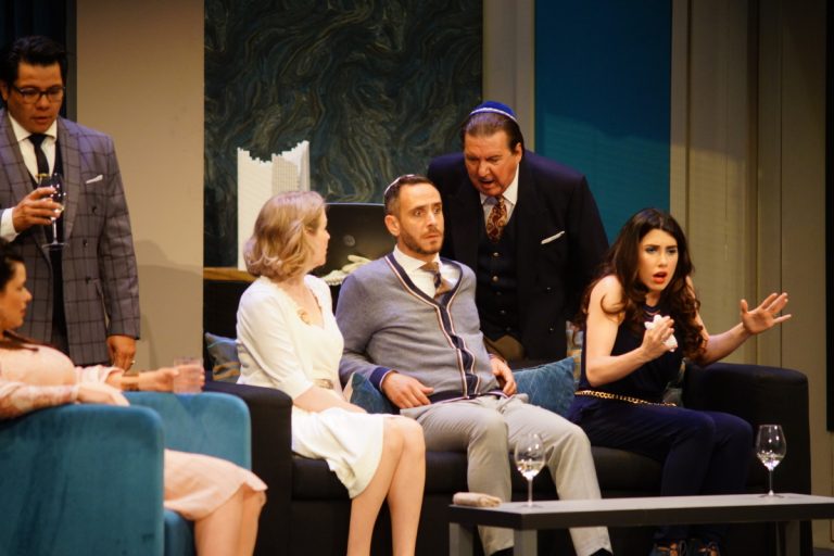 Une comédie efficace sur nos préjugés culturels Rémy Girard joue un père de quatre filles dépassé par les choix amoureux de ses filles.