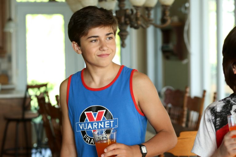 À 15 ans, Justin Simon joue l'un des amis du principal personnage d'une comédie d'époque.