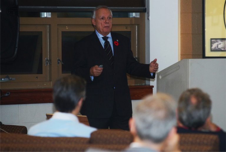 En ouverture de soirée, l'ex-brigadier général Gaston Côté a dressé un portrait de la menace terroriste au Canada.