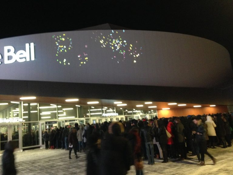 De nombreux spectateurs ont attendu au froid avant d'entrer dans l'enceinte, le 6 janvier.